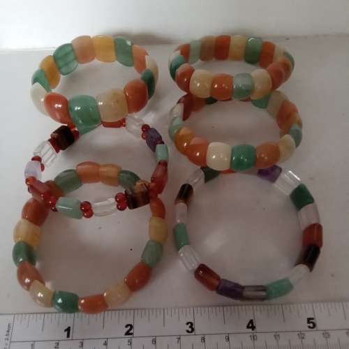 清理存貨平售，一手六只天然玉石手鐲，共售200元，單只100元，no.31.3.24