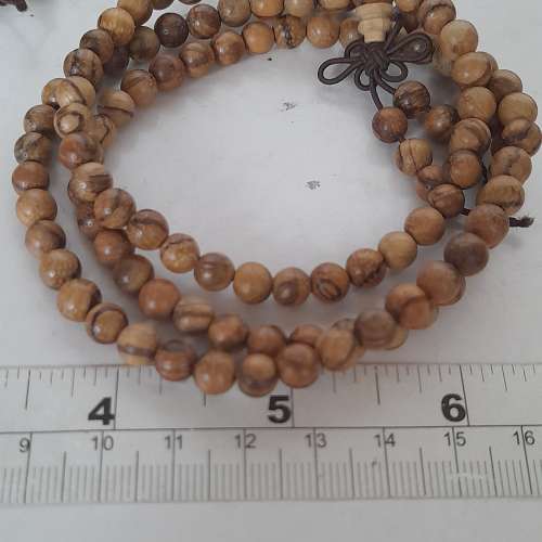 清理存貨減價出售。沉香木念珠頸鏈6mm 長約26寸，氣味清香。用橡筋繩穿成可作三至四...