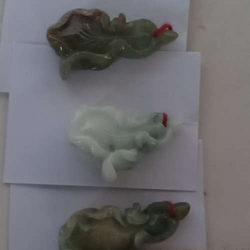 一手三個翡翠A玉發財小白菜吊墜，約1.5寸，四面立體雕刻，亦可以作小擺件，三個共...