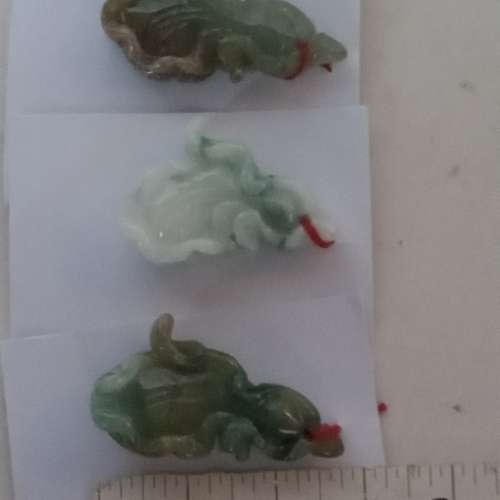 一手三個翡翠A玉發財小白菜吊墜，約1.5寸，四面立體雕刻，亦可以作小擺件，三個共...
