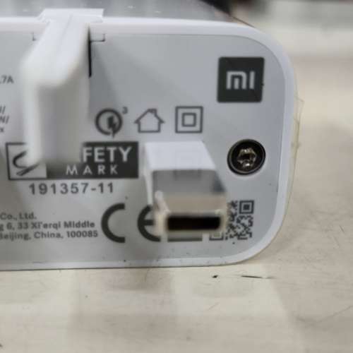 出售白色全新小米充電器連usb線