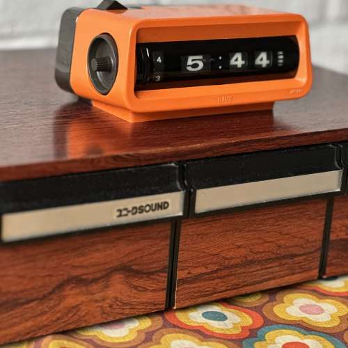 出售vintage全新Lumi.z坐枱跳字鐘一個，響鬧正常，非常靚仔，插電後會發出微微燈光(...