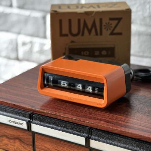 出售vintage全新Lumi.z坐枱跳字鐘一個，響鬧正常，非常靚仔，插電後會發出微微燈光(...