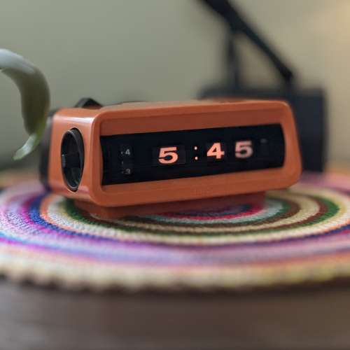 出售vintage全新Lumi.z坐枱跳字鐘一個，響鬧正常，非常靚仔，插電後會發出微微燈光(...