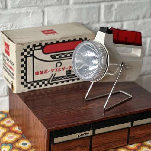 出售vintage 東芝應急電筒一個，使用4粒D電，整體95%新，跟原裝盒，頭燈及紅燈光線...