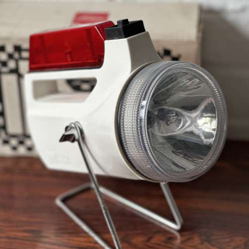 出售vintage 東芝應急電筒一個，使用4粒D電，整體95%新，跟原裝盒，頭燈及紅燈光線...