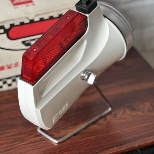 出售vintage 東芝應急電筒一個，使用4粒D電，整體95%新，跟原裝盒，頭燈及紅燈光線...