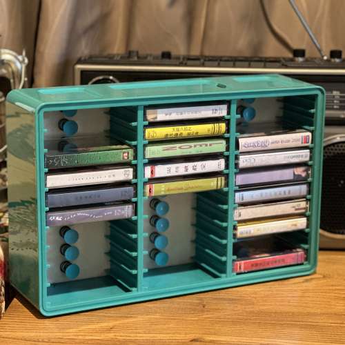 出售vintage cassette帶存放箱一個，經典靚色，可掛牆，每個位都有彈弓，衹需按壓，...