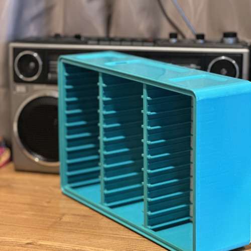 出售vintage cassette帶存放箱一個，經典靚色，可掛牆，每個位都有彈弓，衹需按壓，...