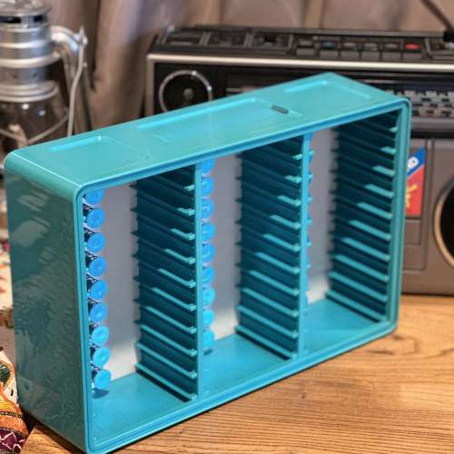 出售vintage cassette帶存放箱一個，經典靚色，可掛牆，每個位都有彈弓，衹需按壓，...