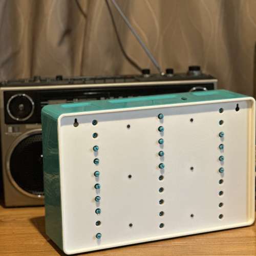 出售vintage cassette帶存放箱一個，經典靚色，可掛牆，每個位都有彈弓，衹需按壓，...