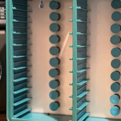 出售vintage cassette帶存放箱一個，經典靚色，可掛牆，每個位都有彈弓，衹需按壓，...