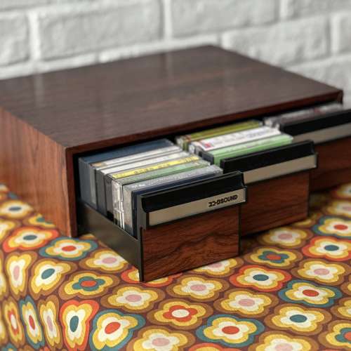 出售vintage cassette帶存放木盒一個，可存放45盒，整體95%新，有意請pm我，謝謝