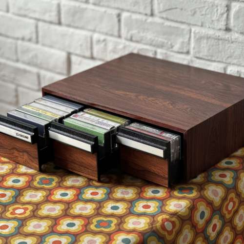 出售vintage cassette帶存放木盒一個，可存放45盒，整體95%新，有意請pm我，謝謝