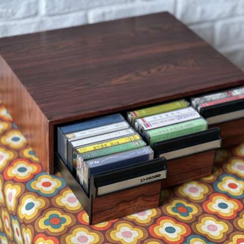 出售vintage cassette帶存放木盒一個，可存放45盒，整體95%新，有意請pm我，謝謝