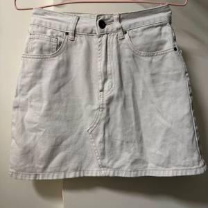 短裙 Cotton on Size: EU32 BR34 US 0 Length: 37cm