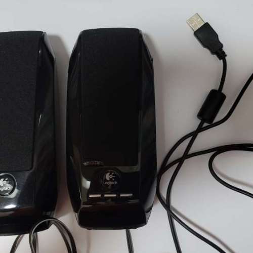 電腦配件一堆 (顯示卡支架、USB 喇叭、DVD 燒碟機、機箱風扇、Webcam)