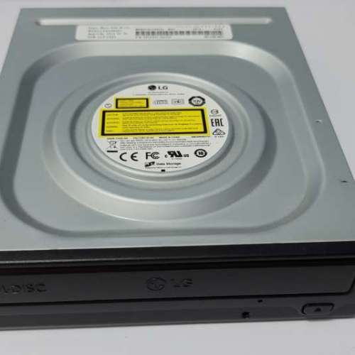 電腦配件一堆 (顯示卡支架、USB 喇叭、DVD 燒碟機、機箱風扇、Webcam)