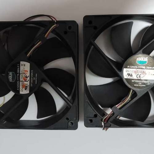 電腦配件一堆 (顯示卡支架、USB 喇叭、DVD 燒碟機、機箱風扇、Webcam)