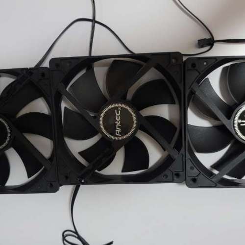 電腦配件一堆 (顯示卡支架、USB 喇叭、DVD 燒碟機、機箱風扇、Webcam)