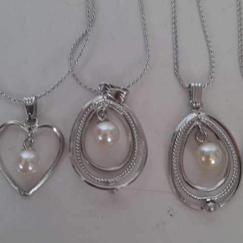 清理多年前舊存貨。一手六套日本進口人造養珠吊咀，銅托及16吋銅鏈，六套共售一百五...