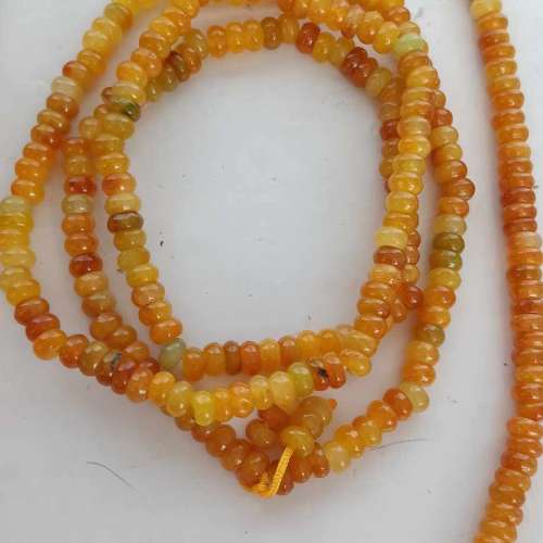 黃翡珠串6mm 20寸，每條330元兩條 550元。一款由橡筋繩穿成，可作三行手串佩戴，另...