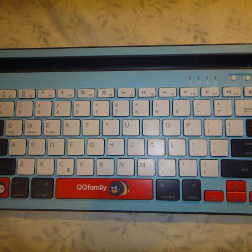 時尚鍵盤 QQ 時尚 QK300 粉藍色 - 藍牙無線 - 可充電鋰電池 - 79 鍵 - 多裝置鍵盤 ...