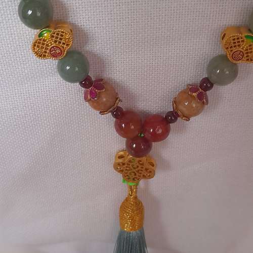 油青翡翠頸鏈8mm26寸，珠圓玉滑，中國工藝款式，可配晚裝赴宴或日常工作服均可以。...