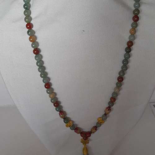 油青翡翠頸鏈8mm26寸，珠圓玉滑，中國工藝款式，可配晚裝赴宴或日常工作服均可以。...