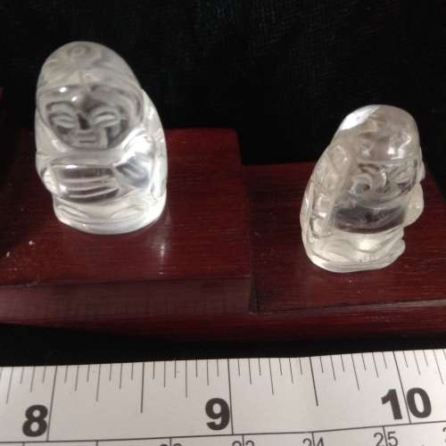 一套天然全清水晶雕刻約一吋日本七福神擺件，連十點五吋陳列木座，清貨價出售。no....