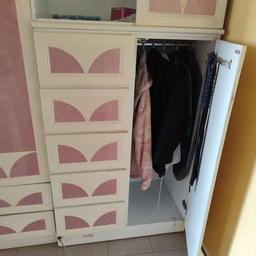 白粉紅色衣櫃