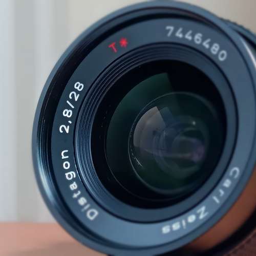 contax carl zeiss 28mm f2.8鏡. 屬最常用焦距廣角鏡頭. 最近焦距為10吋，非常好用...