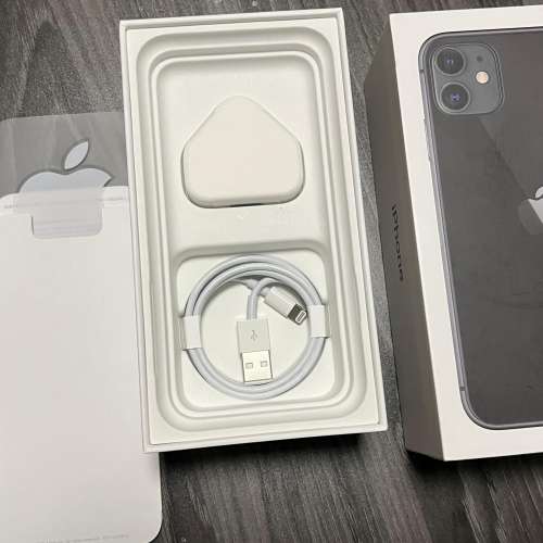 iPhone 11 淨盒 + 配件3件