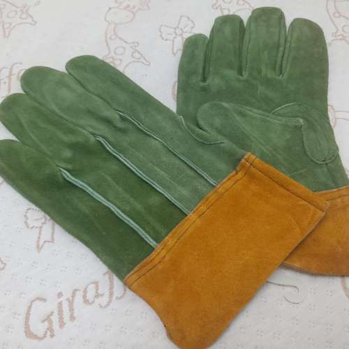 全新 綠+啡色燒焊手套一對 勞工手套 建築手套 野營燒烤手套 耐磨 耐熱 寵物防護手套...