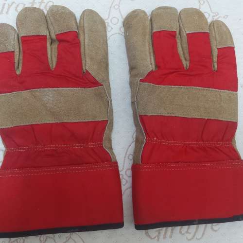 全新 啡+紅色燒焊手套一對 厚料燒焊手襪 勞工手套 建築手套 野營燒烤手套 耐磨 耐熱...