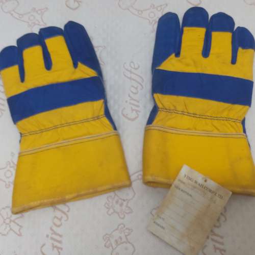 全新 藍+黃色燒焊手套一對 厚料燒焊手襪 勞工手套 建築手套 野營燒烤手套 耐磨 耐熱...