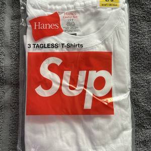 全新 Supreme x Hanes Tagless Tees (2 件)