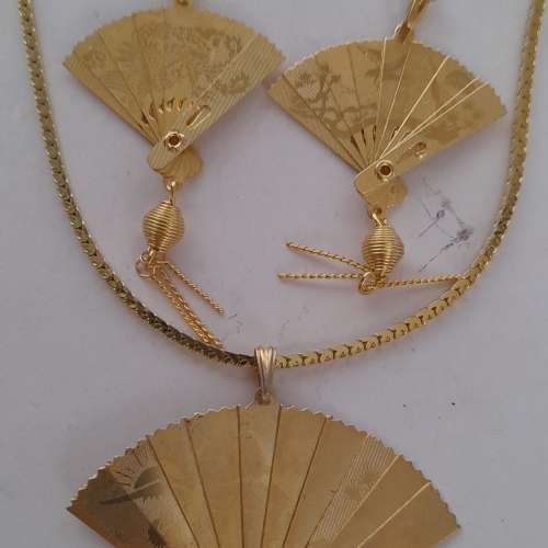 可以摺埋銅扇吊墜配上銅鏈及耳環，可以選擇耳針或螺絲腳耳環 每套二百元兩套三百二...