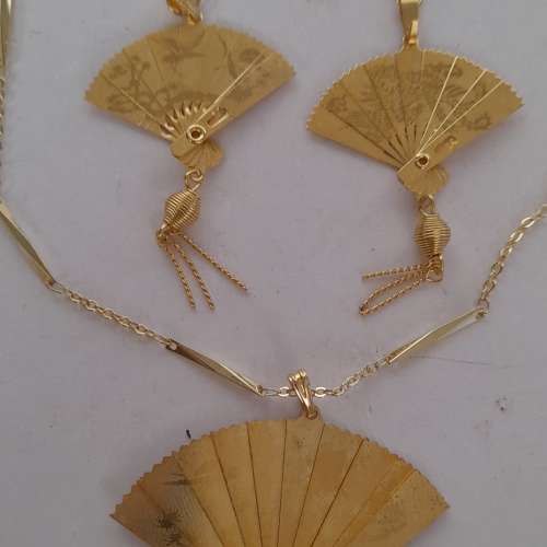 可以摺埋銅扇吊墜配上銅鏈及耳環，可以選擇耳針或螺絲腳耳環 每套二百元兩套三百二...