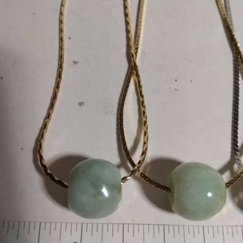 一手四個翡翠A玉路路通吊咀，有色圓滑好水頭，加送16吋銅頸鏈，共售240元。單一個10...