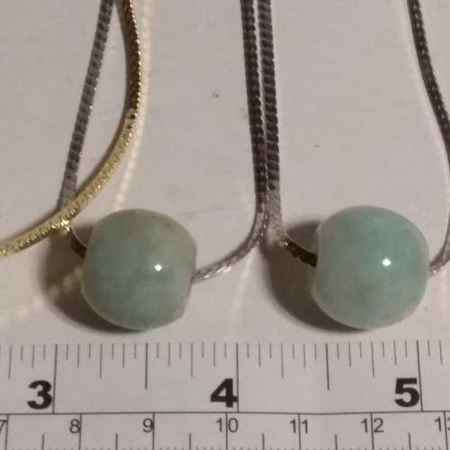 一手四個翡翠A玉路路通吊咀，有色圓滑好水頭，加送16吋銅頸鏈，共售240元。單一個10...