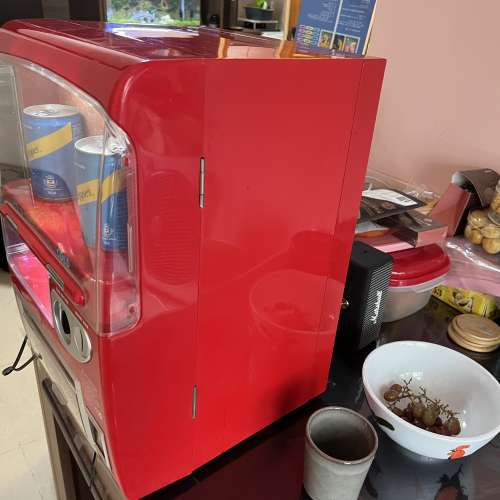 迷你可樂售賣機（販賣機）外型雪櫃 有制冷功能，可冷藏至5-8度 冇投幣功能，當佢雪...