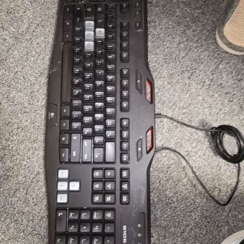 logitech G105 keyboard + 一隻青軸鍵盤