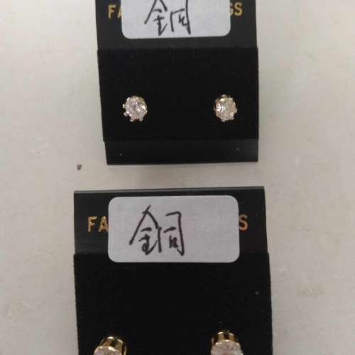 一手五對cz人做鑽石耳環,不銹鋼/銅托如照片顯示。五對共售180元.noA24.4.24。