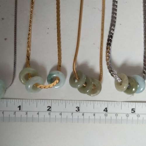 一手四套A玉路路通，連16寸銅頸鏈，共售200元。單一套一百元。