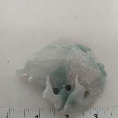 翡翠A玉約3寸年年有餘擺件連木座。no.A27.4.24