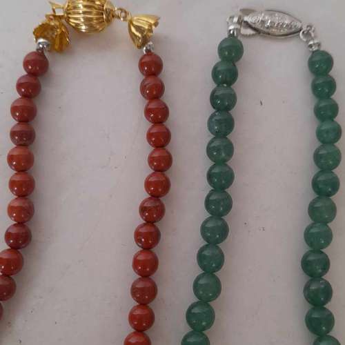 一手兩條天然紅玉red jasper及東陵玉。約18寸，共售500元單條380元。no.A29.4.24