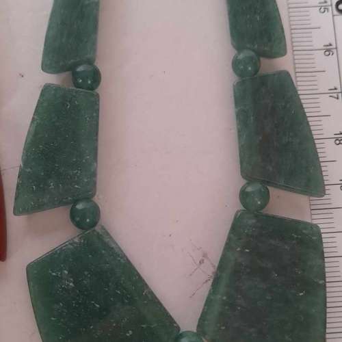 一手兩條天然紅玉red jasper及東陵玉。約18寸，共售500元單條380元。no.A29.4.24