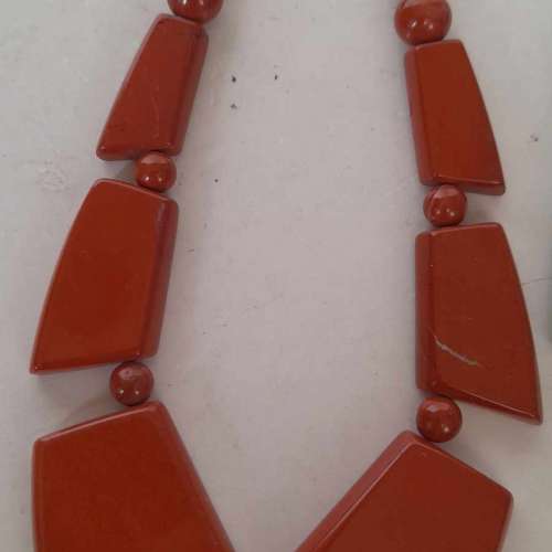 一手兩條天然紅玉red jasper及東陵玉。約18寸，共售500元單條380元。no.A29.4.24