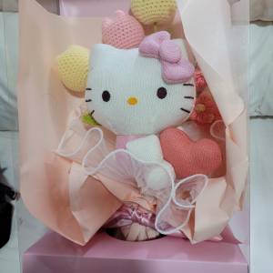 粉紅色的「"織"聚浪漫Hello Kitty公仔花」